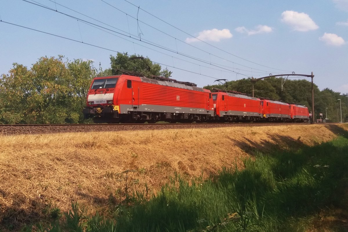 Lokzug mit 189 047 an der Spitze durchfahrt am 27 Juli 2018 Tilburg Oude Warande. 