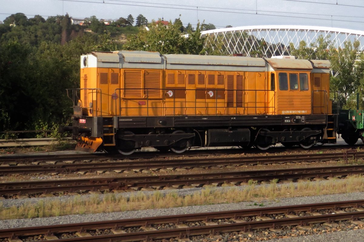 LTB 742 195 steht am 19 September 2020 in Praha-Holesovice. Das Bild wurde vom Zug aus gemacht.