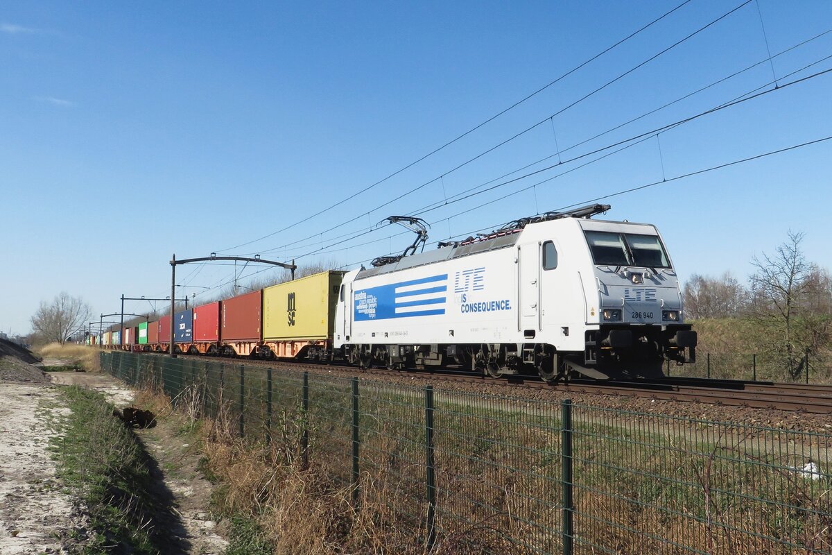 LTE 286 940 zieht der Mannheim/Wörth-KLV Pendelzug durch Tilburg-Reeshof am 18 März 2022.