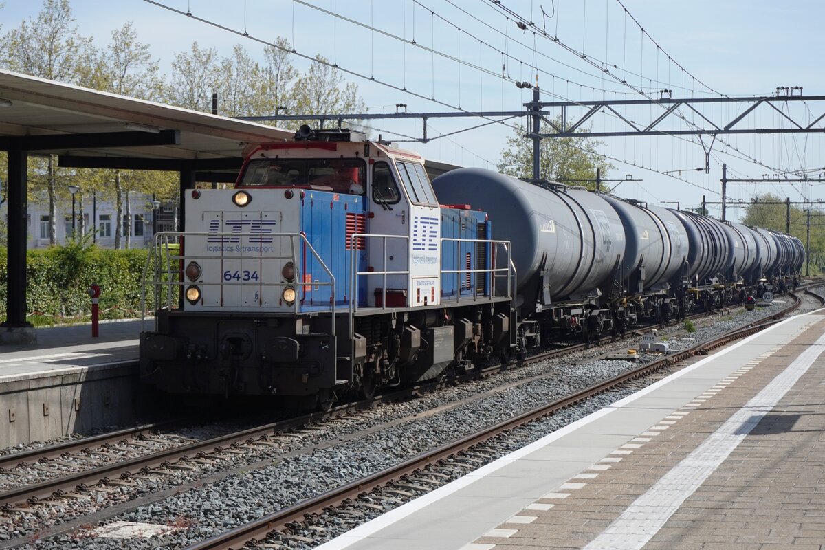 LTE 6434 schlept am 27 April 2026 ein Kesselzug durch Lage Zwaluwe.