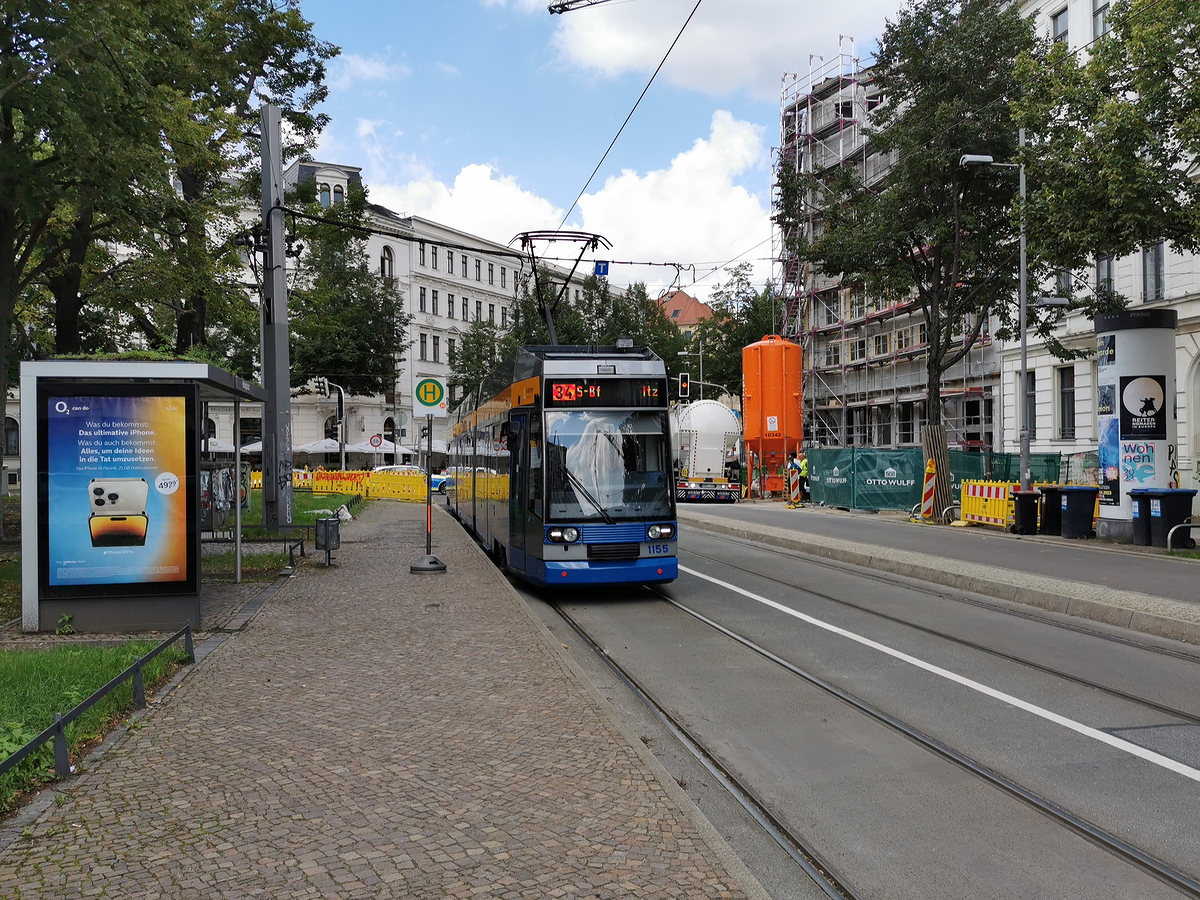 LVB 1155 kommt für die baustellenbedingte Linie 34 in die temporär eingerichtete Haltestelle Westplatz eingefahren um dann weiter Richtung S-Bf Plagwitz zu fahren. Wer sich wundert: der Oberleitungsmast steht tatsächlich leicht geneigt um die zusätzliche Last für die Leitungen aufzunehmen. (DWA NGT8, LVB-Typ 36, 10.08.2023)