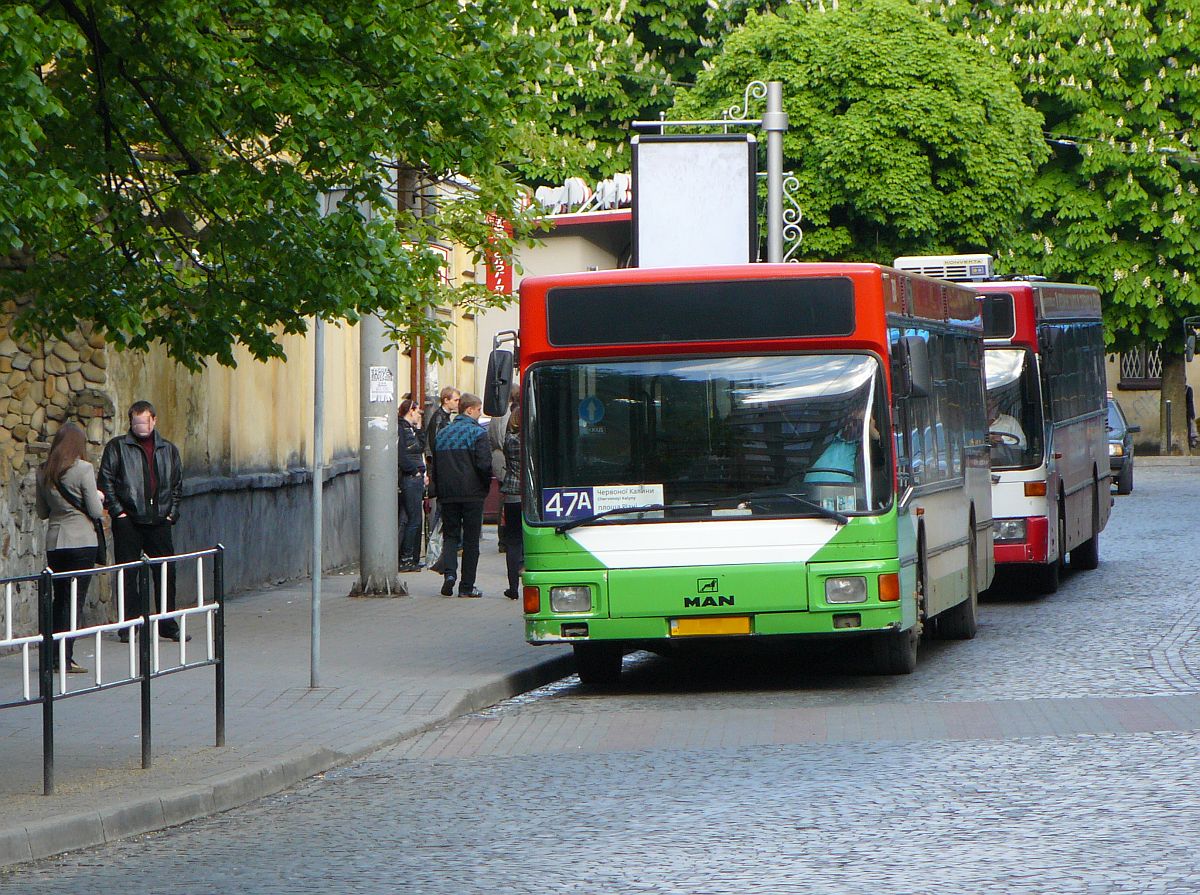 Lviv Uspih BM  MAN NL222 Bus bBaujahr 1996. Vul. Starogorodskaya, Lviv 04-05-2014.

Lviv Uspih BM  MAN NL222 bus bouwjaar 1996. Vul. Starogorodskaya, Lviv 04-05-2014.