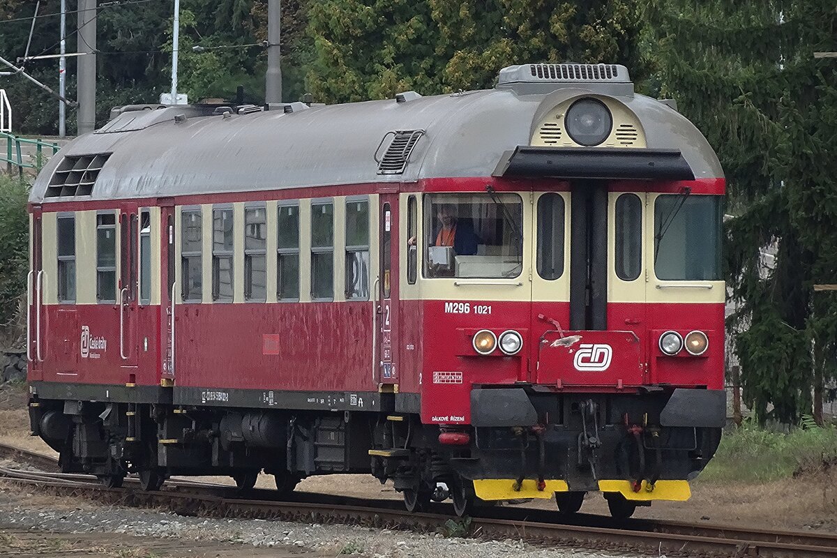 M296 1021/854 021 steht am 1 September 2022 abgestellt in Benesov u Prahy, wird kurz danach eingesetzt in ein RB nach Vlasim -der Triebwagen ist in Originbalzustand zurückgesetzt worden.