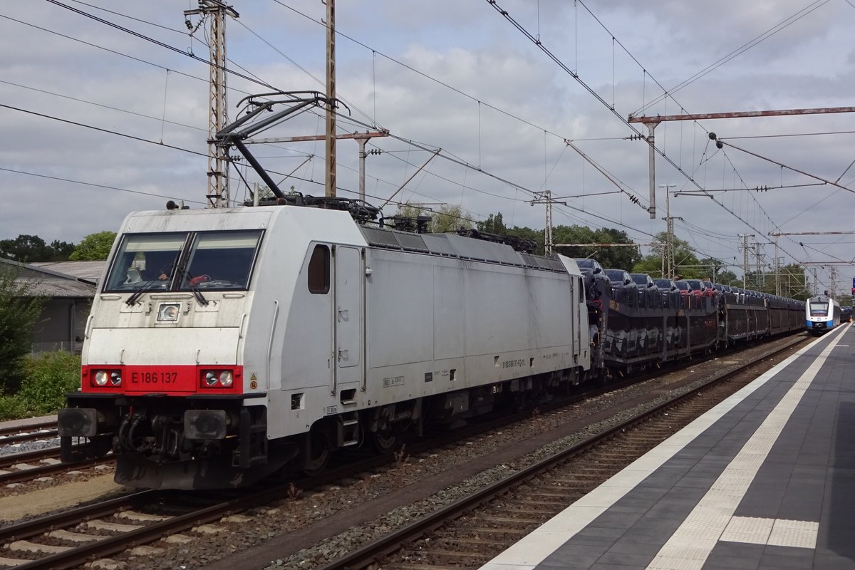 Macquarie 186 137 schleppt ein Gefco-Ganzzug in Bad Bentheim ein am 15 Juli 2019.