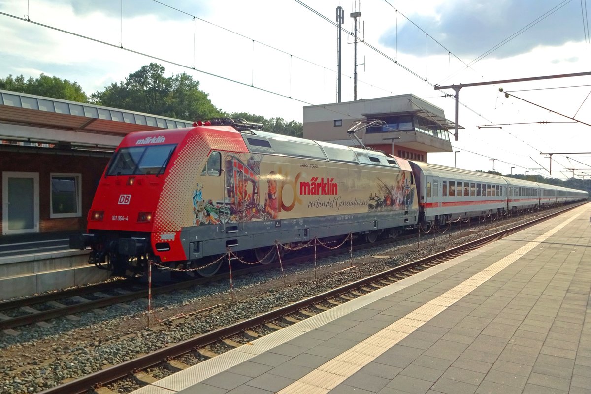 Märklinlok 101 064 steht mit ein IC-Berlijn abfahrtbereit  am 5 Augustus 2019 in Bad Bentheim.