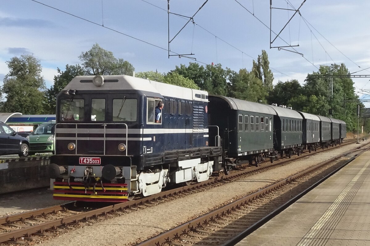 Maly Hektor (Kleiner Hektor) T435 003 rangiert mit ÖGEG Zweiächser in Benesov u Prahy während STEAM53.