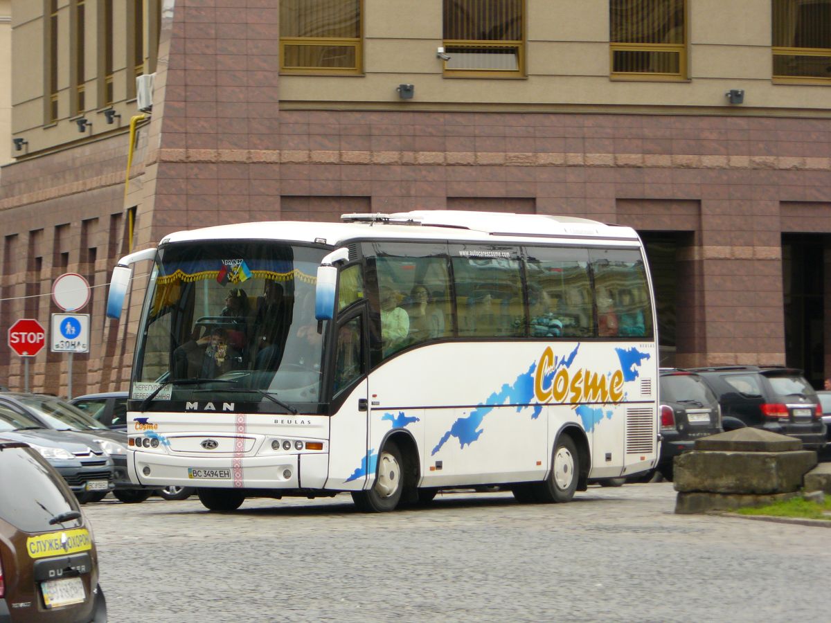 MAN Beulas 11-220 Midistar Reisebus der Firma Cosme. Prospekt Svobody, Lviv, Ukraine 22-05-2015.

MAN Beulas 11-220 Midistar reisbus van de firma Cosme. Prospekt Svobody, Lviv, Oekrane 22-05-2015.