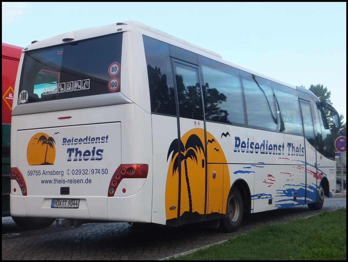 MAN Dexon vom Reisedienst Theis aus Deutschland auf einem Rastplatz bei Hamburg.