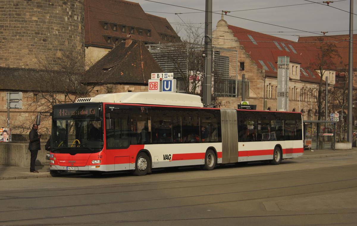 MAN Gelenkbus der VAG N�rnberg am 18.02.2014 vor dem dortigen Hauptbahnhof.
