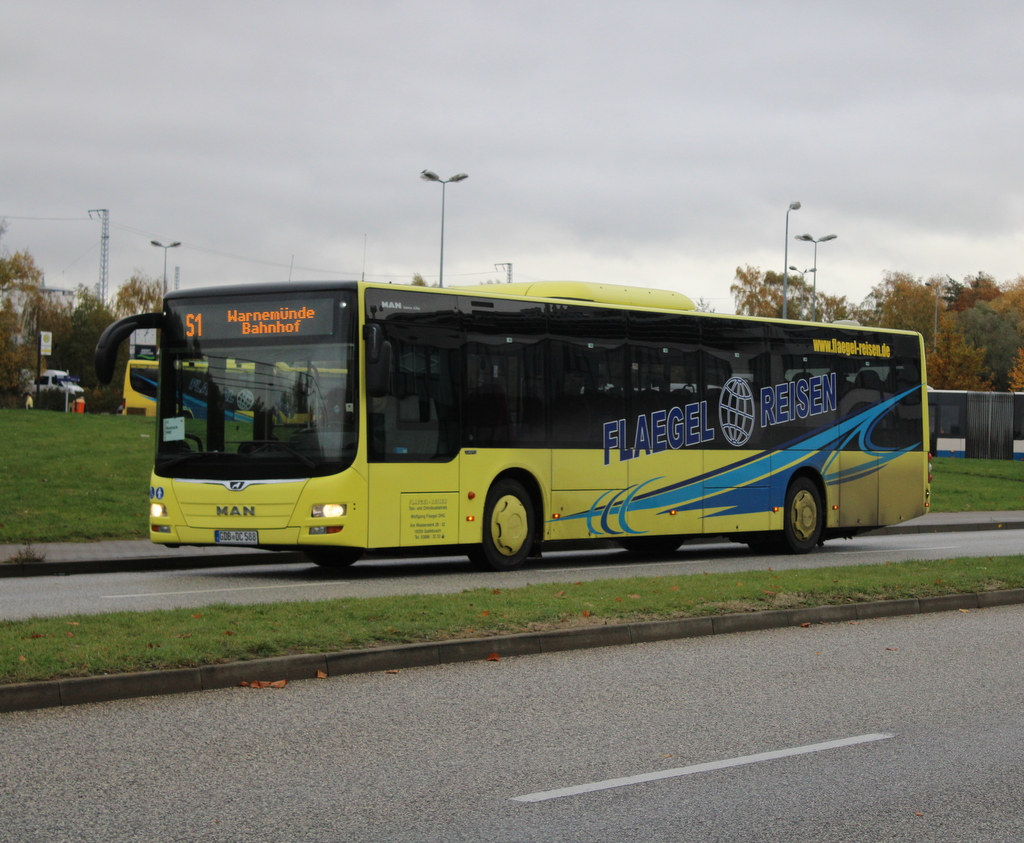 MAN Lion´s City als S1 von Rostock Hauptbahnhof/S�d nach Warnem�nde am 31.10.2023 in H�he Rostock-Stadthalle.