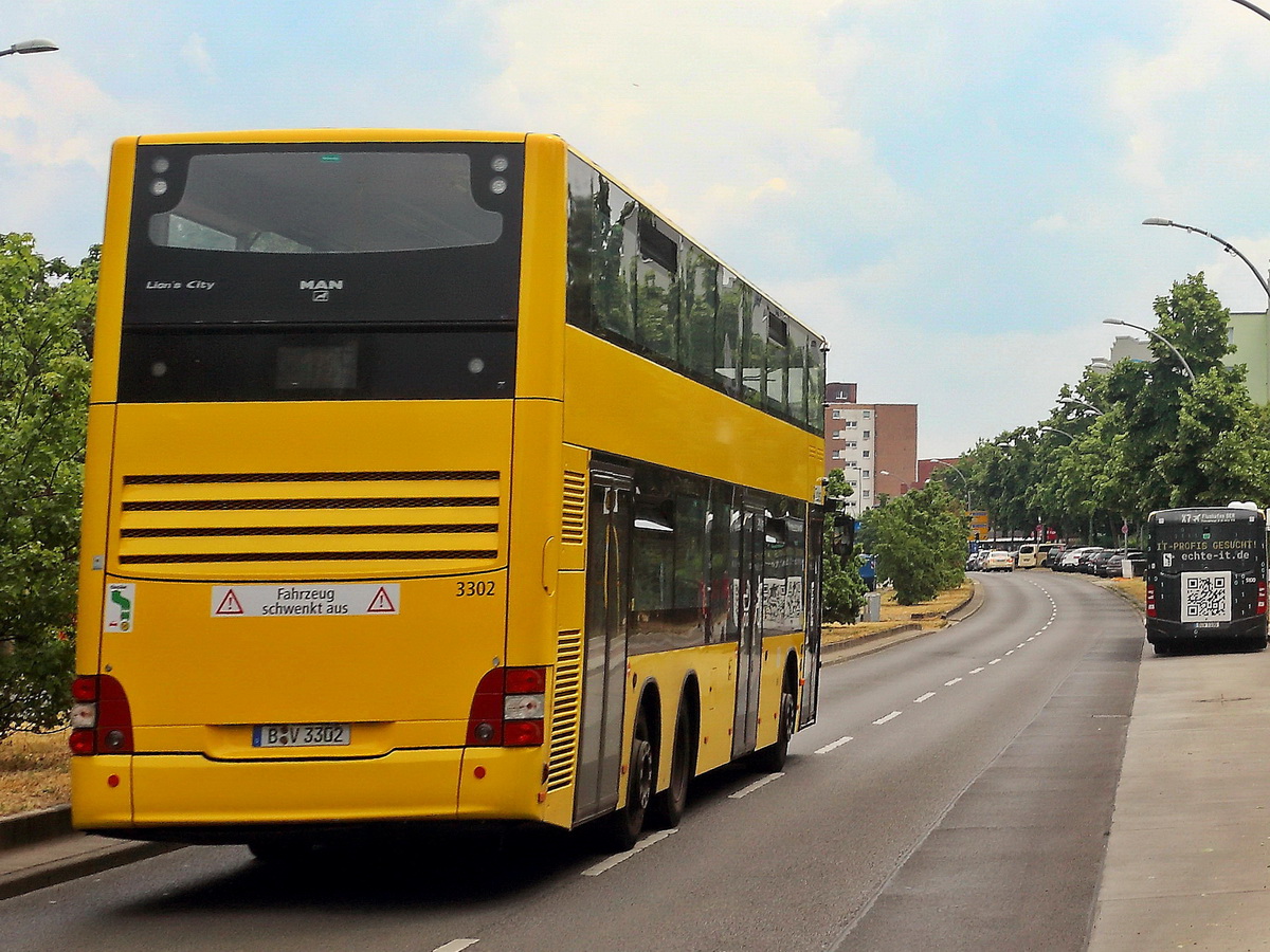MAN Lion's City DD Nummer 3302 der BVG in Berlin Rudow nun in Richtung U-Bahnhof Rudow am 02. Juli 2021. 