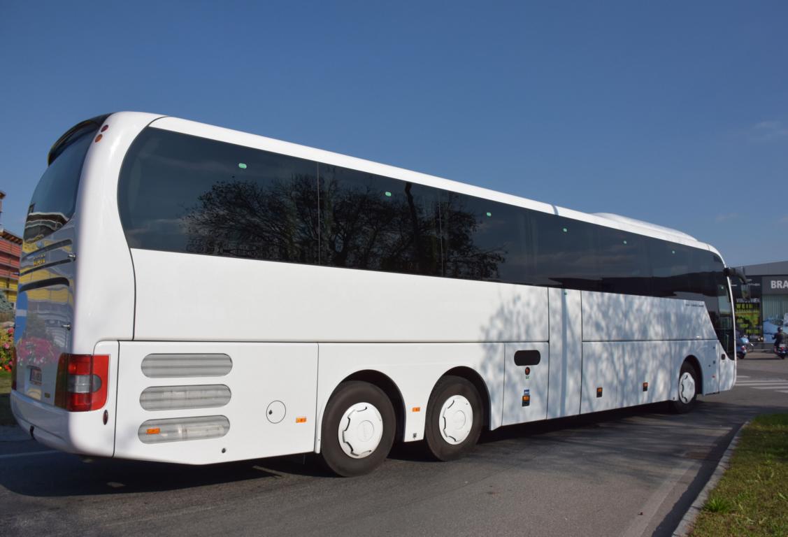 MAN Lion`s Coach aus N.�. (vermutlich Leihwagen/Vorf�hrer) 09/2017 in Krems.