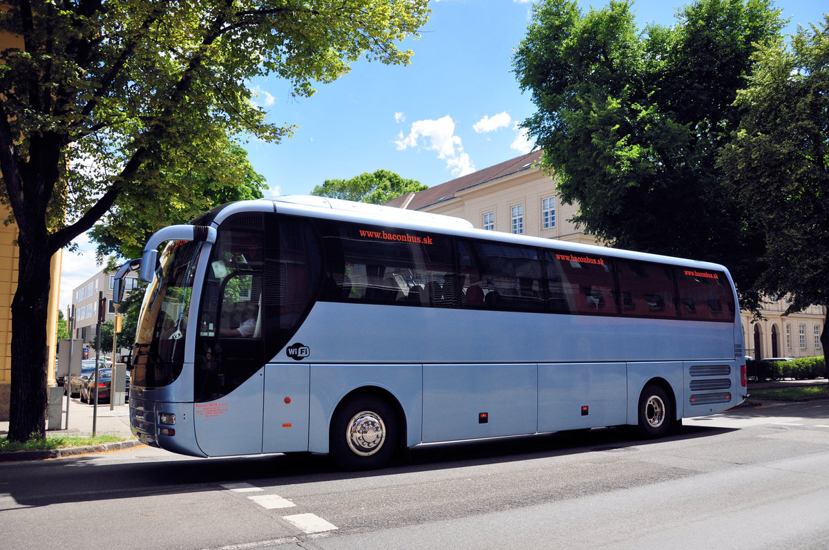 MAN Lions Coach von Bacon Bus aus der SK in Krems unterwegs.