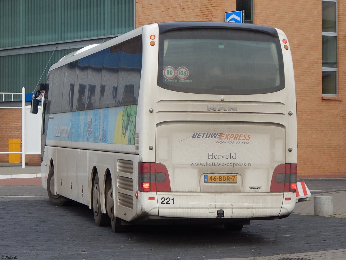 MAN Lion's Coach von Betuwe Express aus den Niederlanden im Stadthafen Sassnitz.