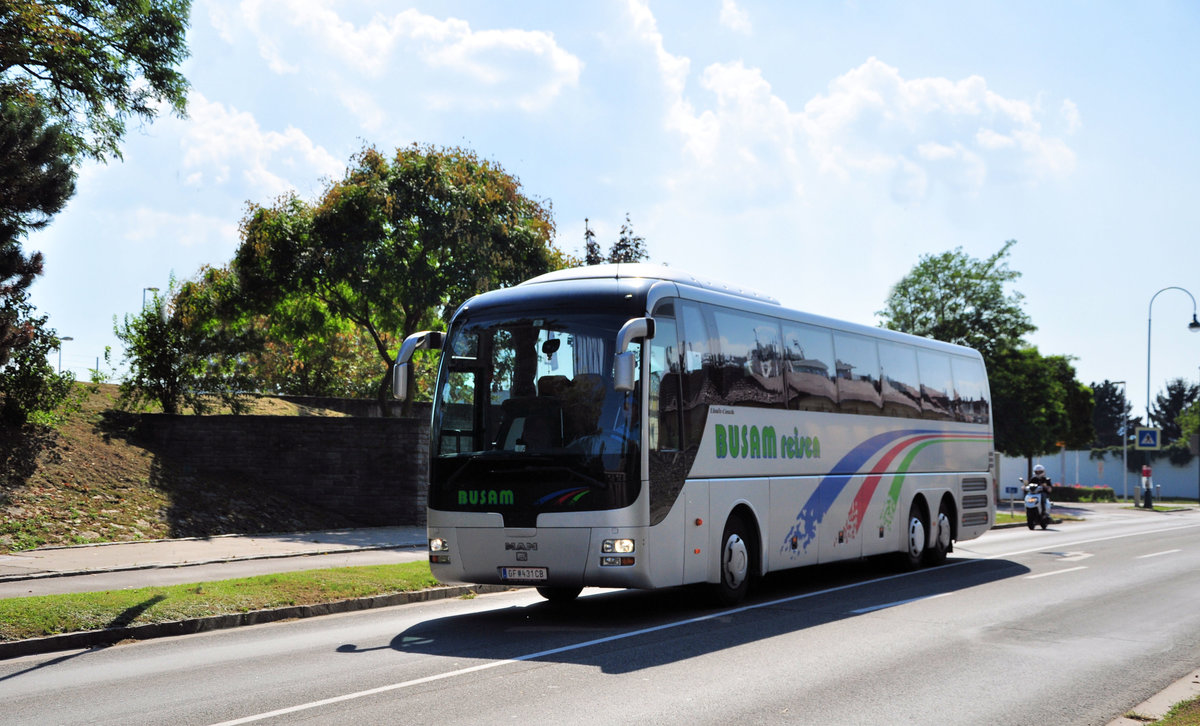 MAN Lions Coach von BUSAM Reisen aus �sterreich in Krems gesehen.