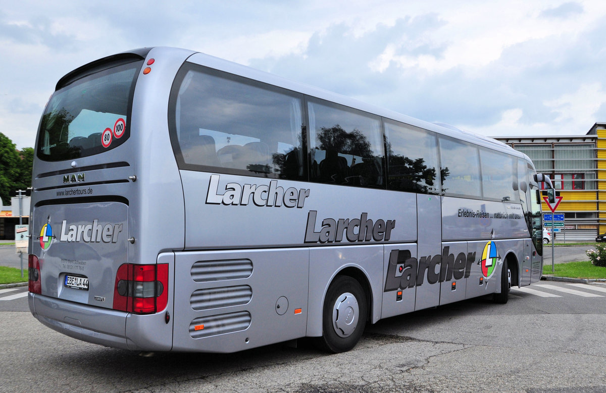 MAN Lions Coach von der Larcher Touristik aus der BRD in Krems gesehen.