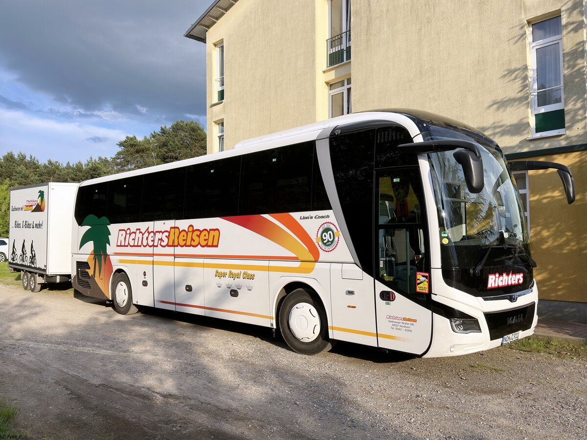 MAN Lion's Coach von Richters Reisen aus Deutschland mit Anhänger in Malchow.