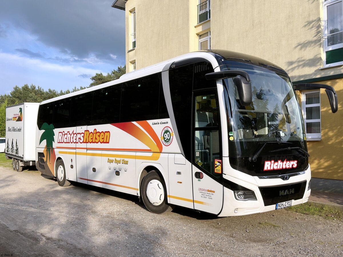 MAN Lion's Coach von Richters Reisen aus Deutschland mit Anhänger in Malchow.