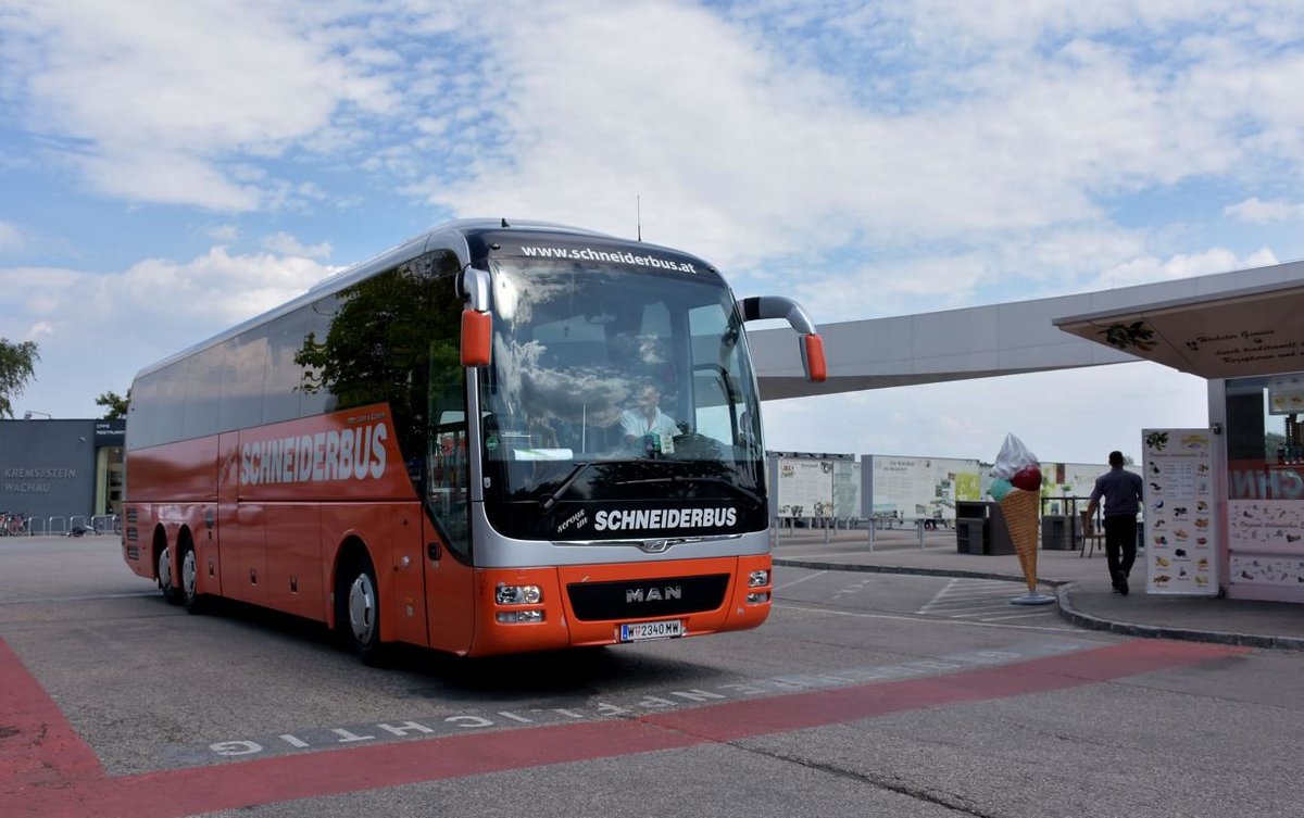 MAN Lion`s Coach von SCHNEIDERBUS Reisen aus Wien 06/2017 in Krems.