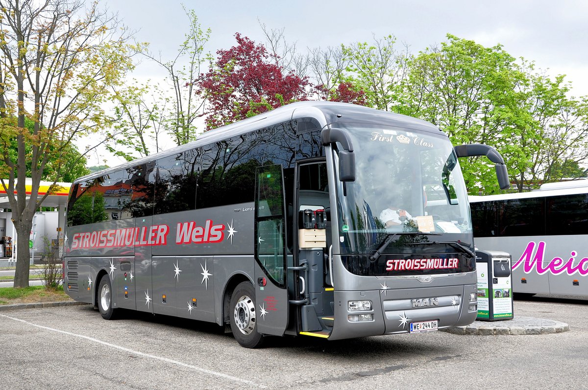 MAN Lions Coach von Stroissmller Reisen aus sterreich in Krems gesehen.