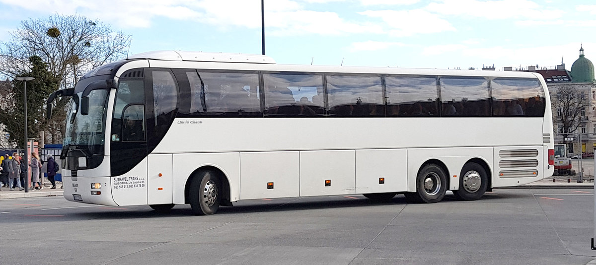 MAN Lion`s Coach von Sutravel Trans aus Subotica/Serbien steht am Busplatz von Schloss Sch�nbrunn, 11-2019