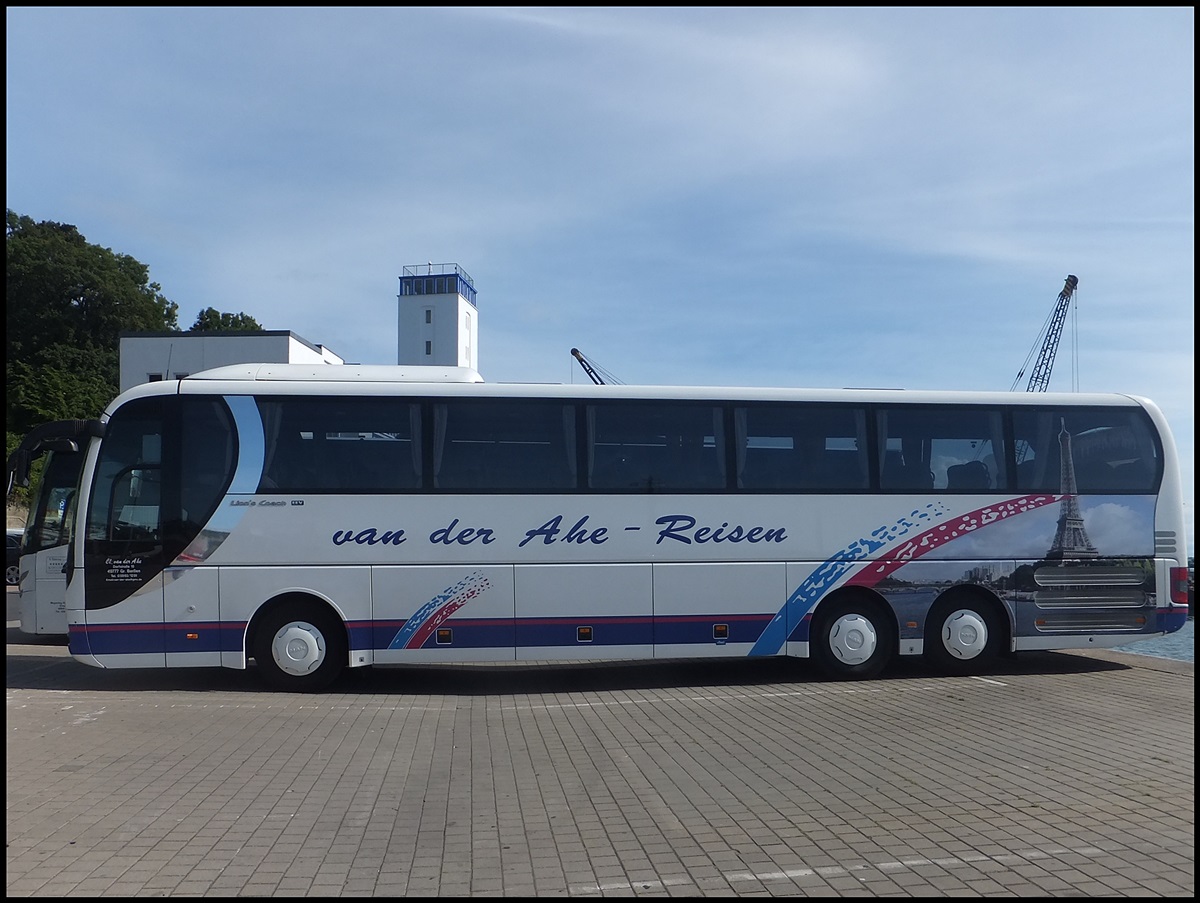 MAN Lion's Coach von Van der Ahe Reisen aus Deutschland im Stadthafen Sassnitz.