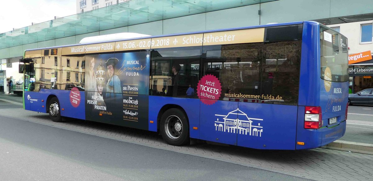 MAN von Rh�nEnergie als Werbetr�ger f�r die Fuldaer Musicalproduktionen 2018 steht am Busplatz Heertor in Fulda, Juni 2017