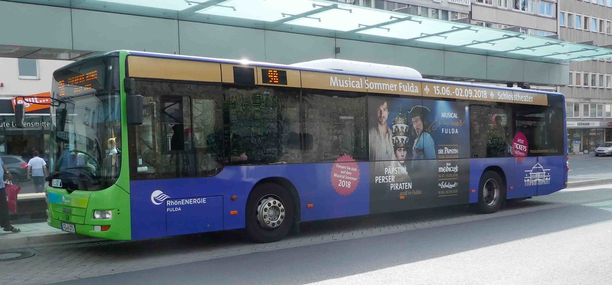 MAN von Rh�nEnergie als Werbetr�ger f�r die Fuldaer Musicalproduktionen 2018 steht am Busplatz Heertor in Fulda, Juni 2017