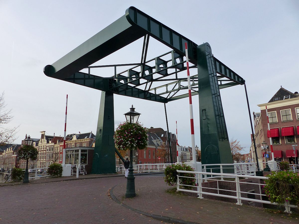 MareBrcke Baujahr 1955 verbindet Lange Mare und Korte Mare in Leiden 25-10-2015.

Marebrug bouwjaar 1955 over de Oude Vest tussen Lange Mare en Korte Mare. Lange Mare Leiden 25-10-2015.