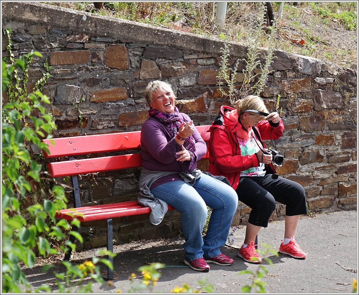 Margaretha und Jeanny amüsieren sich köstlich über Armin's Frage.
(21.06.2014)