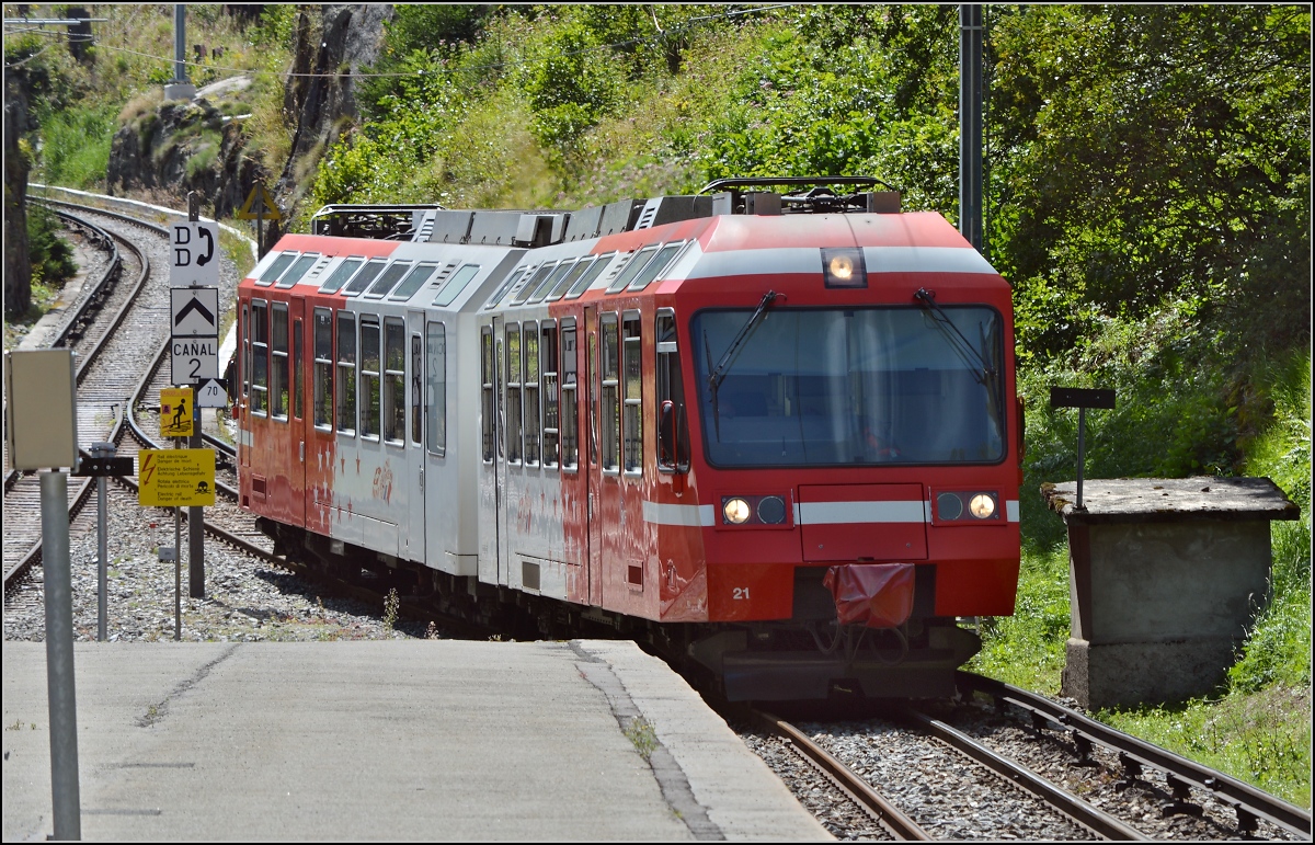 Martigny-Chamonix-Bahn BDeh 4/8 21 bei der Einfahrt nach Le Chtelard. August 2014.