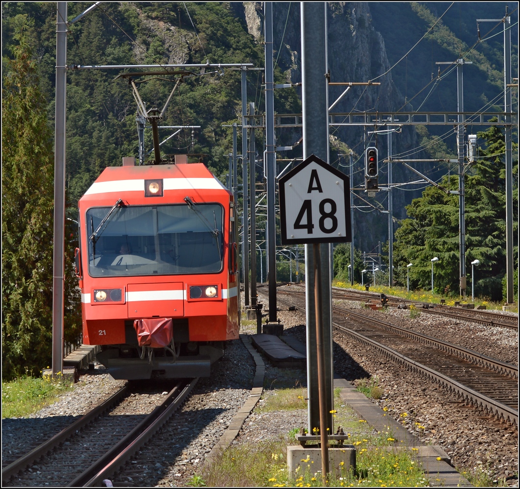 Martigny-Chamonix-Bahn Wagen 21 bei der Einfahrt nach Martigny. August 2014.