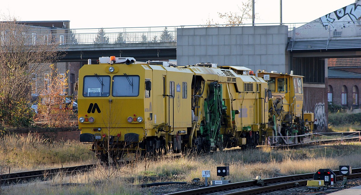 Matisa/Jumbotec Stopfmaschine 424 036-8 und SSp110SW 425 033-4 Lübeck Hbf 28.11.2018