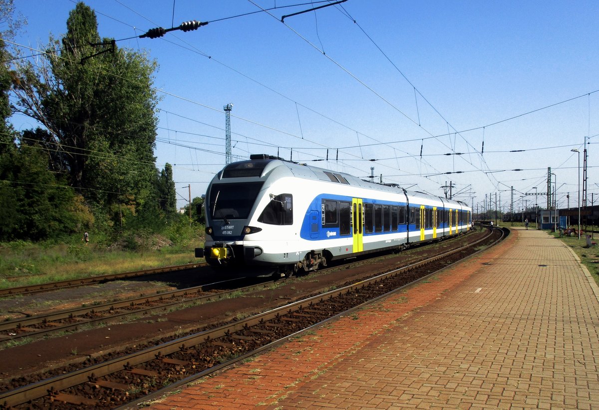 MAV 415 082 verlässt Rakosrendeszö am 9 September 2018 mit ein S-Bahn nach Budapest-Nyugati.