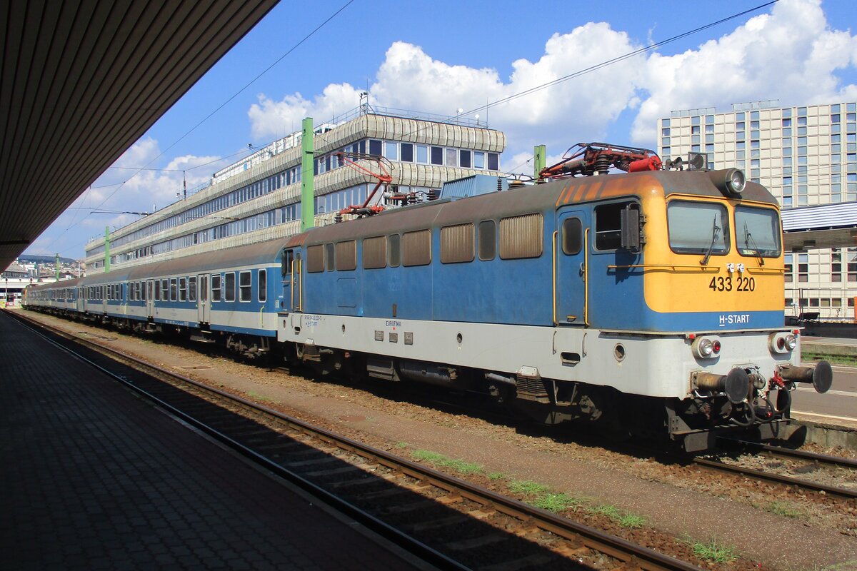 MAV 433 220 steht am 8 Mai 2017 in Budapest Deli.