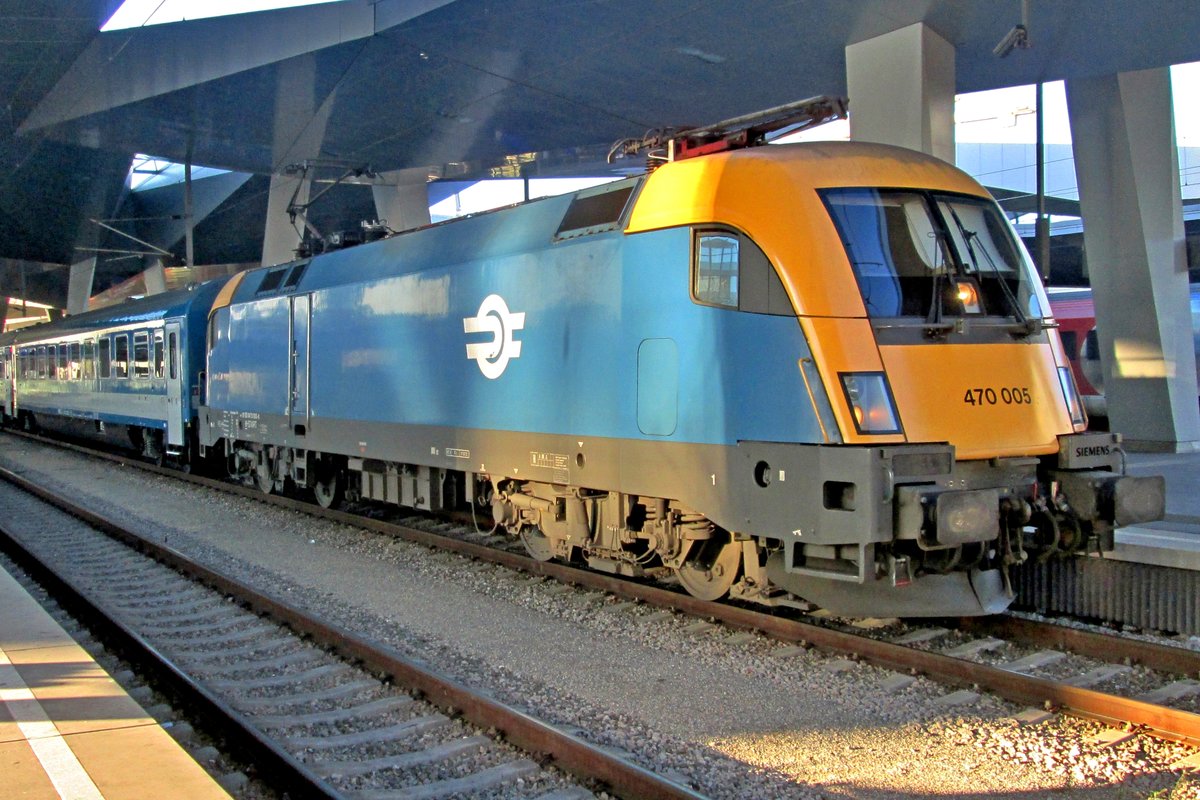 MAV 470 005 steht am 5 Mai 2016 unter eine kleine Herausforderung für Eisenbahnfotografen: der Bahnsteighalle von Wien Hbf.