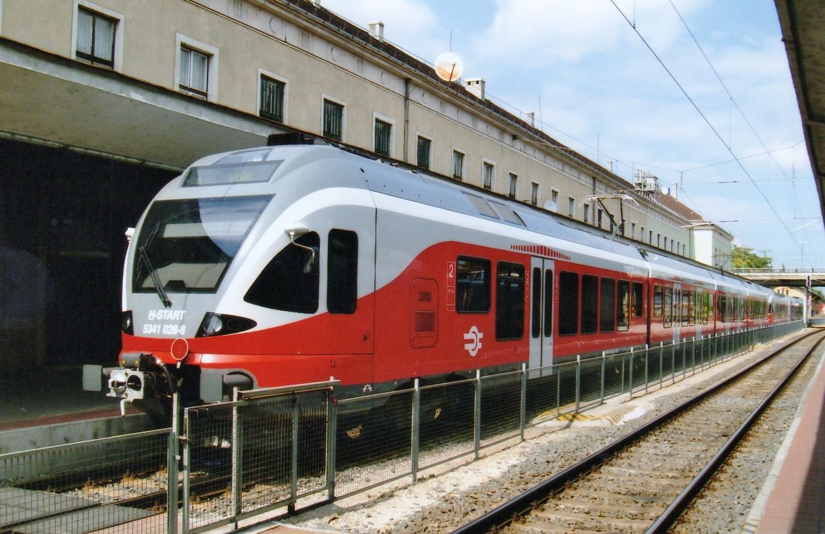 MAV Stadler 5341 028 steht am 22 Mai 2009 in Györ. Diese Baureihe ist heute BR 415.