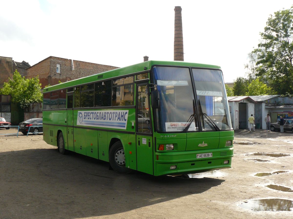 MAZ 152 Reissebus aus Weirussland in Lviv, Ukraine 01-06-2012.

MAZ 152 reisbus uit Wit-Rusland Busstation nummer twee. Lviv, Oekrane 01-06-2012.