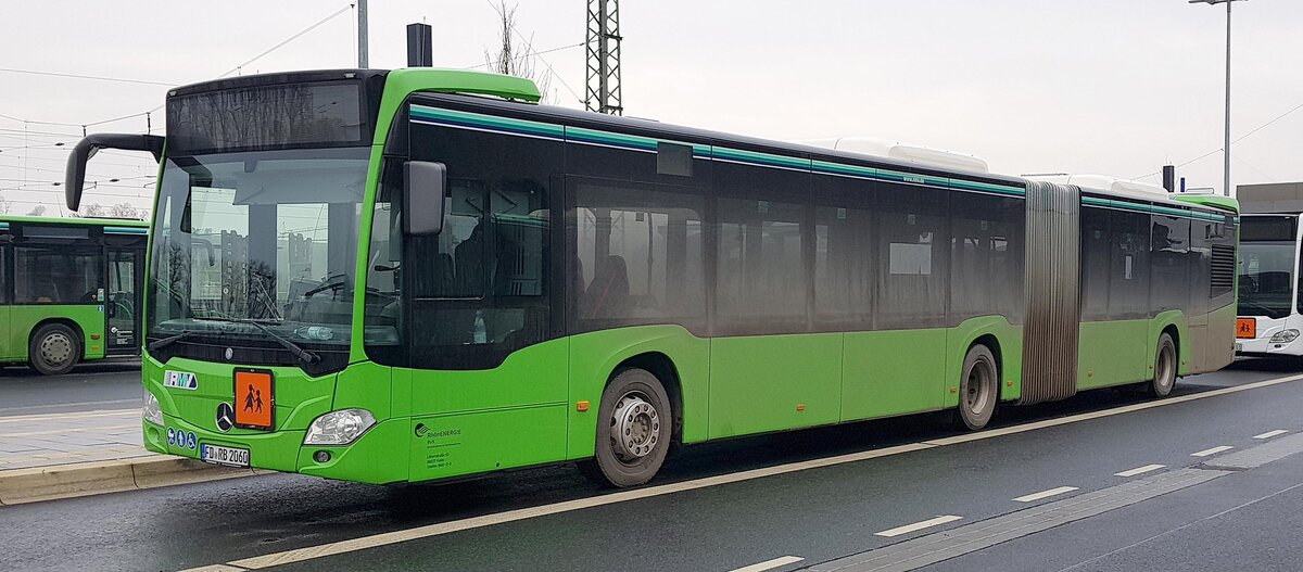 MB Citaro (2060) von RHOEN-ENERGIE steht im Dezember 2021 am H�nfelder Bahnhof