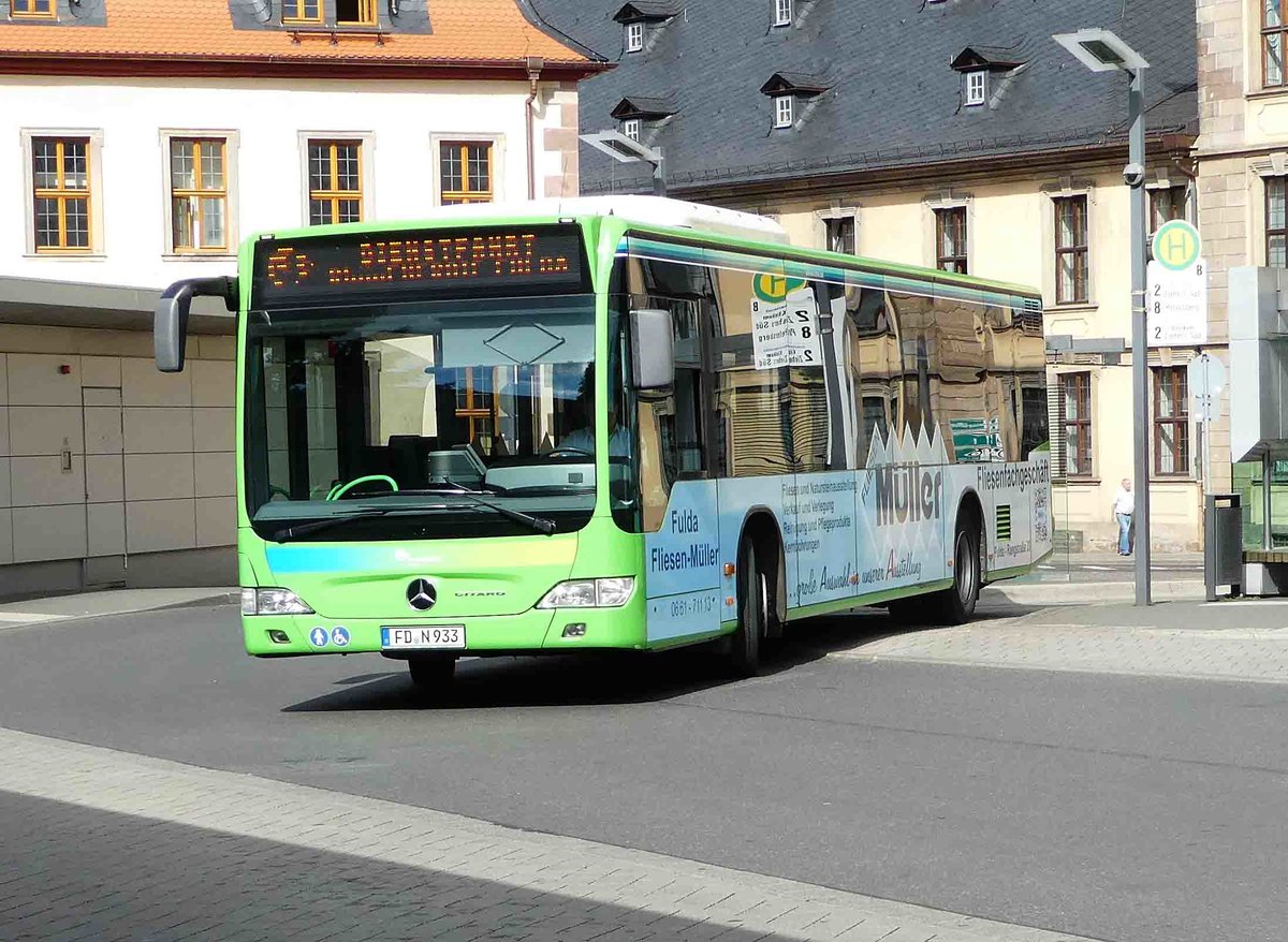 MB Citaro von Rh�nEnergie als Werbetr�ger f�r ein Fliesenfachgesch�ft verl�sst den Busplatz Heertor in Fulda, Juni 2017