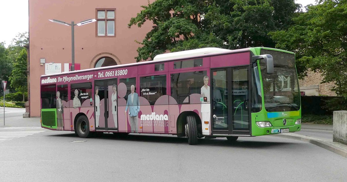 MB Citaro von Rh�nEnergie als Werbetr�ger f�r den Pflegedienstleister  mediana  steht am Busplatz Heertor in Fulda, Juni 2017