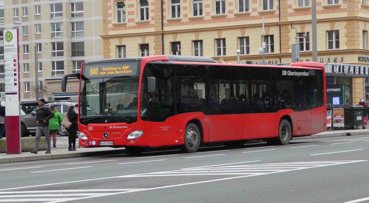 MB Citaro steht an der Haltestelle Mirabellplatz in Salzburg im Dezember 2018
