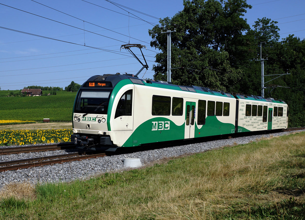 MBC/BAM: Zug 156 unterhalb Vufflens-le-Chteau auf der Fahrt nach Morges am 19. Juli 2017. Auch im Kanton Waadt auf den Strecken von MBC/BAM machen die vier neuen Stadler Triebzge  der Baureihe Be 4/4 eine gute Figur.
Foto: Walter Ruetsch