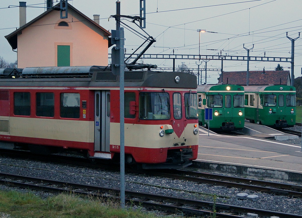 MBC/BAM: Zusammentreffen von Zügen nach L'Isle, Bière und Morges. Diese Aufnahme ist am 4. Dezember 2014 um 08.49 h in Apples bei sehr schlechter Witterung entstanden.
Foto: Walter Ruetsch