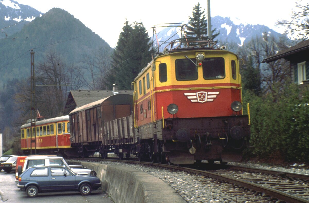 MBS 1045.01 und ET 10.05 verlassen Schruns mit Güterwagen im Mai 1989.