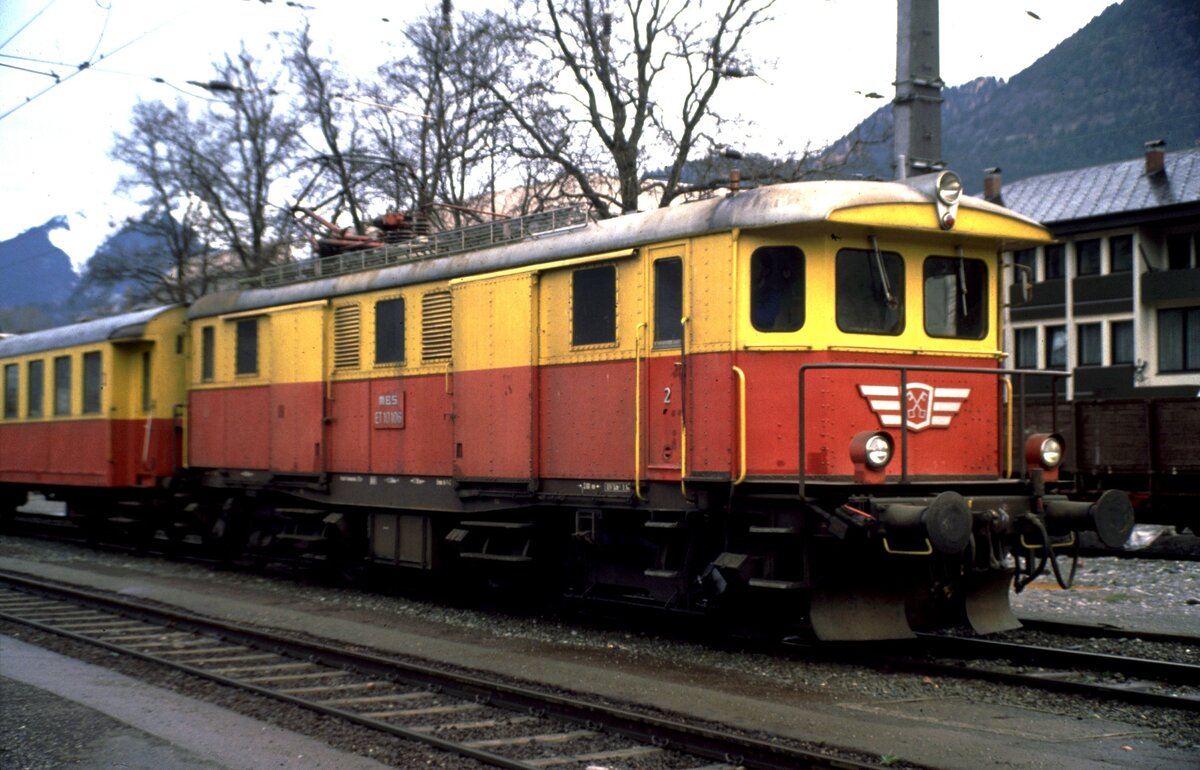 MBS ET 10.106 (ex ÖBB Gepäcktriebwagen 4060) mit Schülerzug in Bludenz im April 1989. 