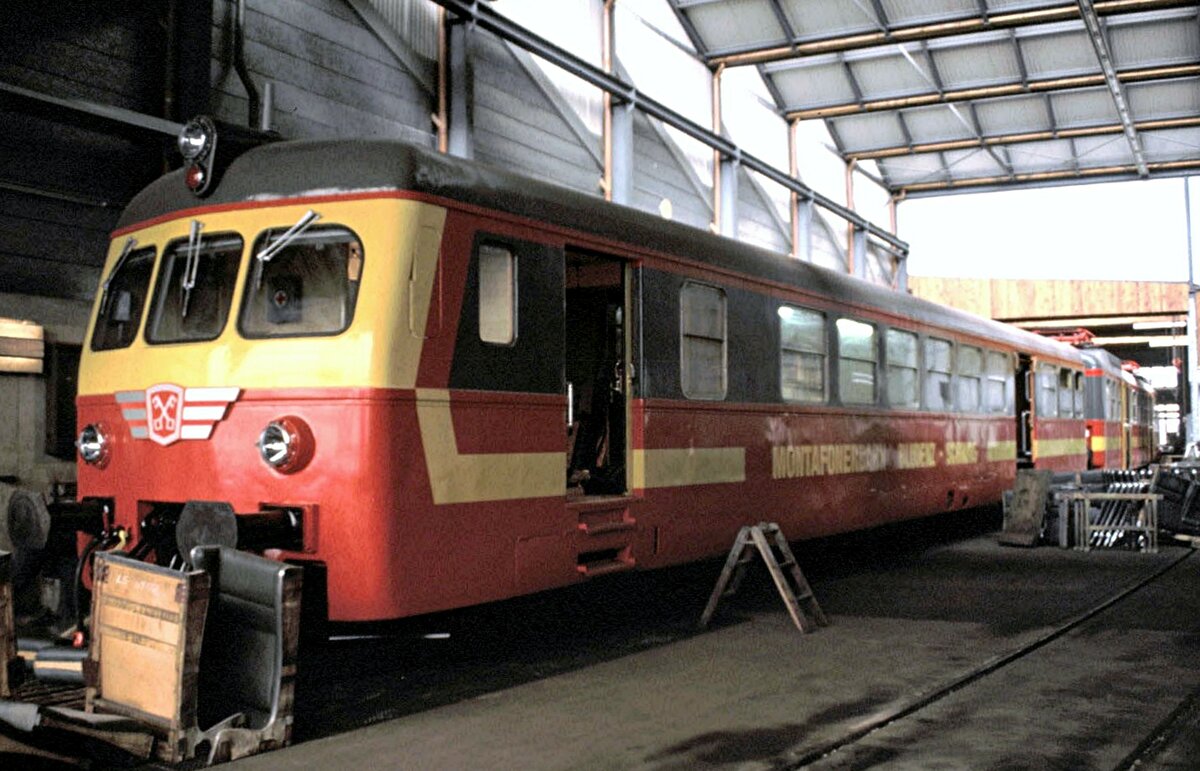 MBS Umbau eines ÖBB 4030 in den MBS Werkstätten in Schruns im März 1989. Ein Blick in die Werkstatt und den Lokschuppen war möglich mit einer Tageskarte, die auch die Mitfahrt auf den Fahrzeugen ermöglichte.