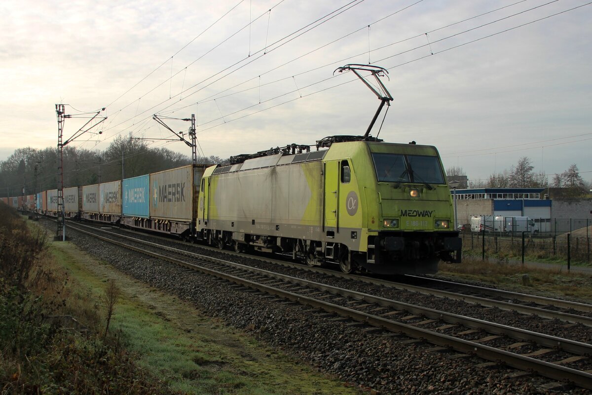 Medway 186 112 passiert am Morgen von 20 Dezember 2025 Venlo-Vierpaardjes mit ein Containerzug aus Duisburg nach Antwerpen.