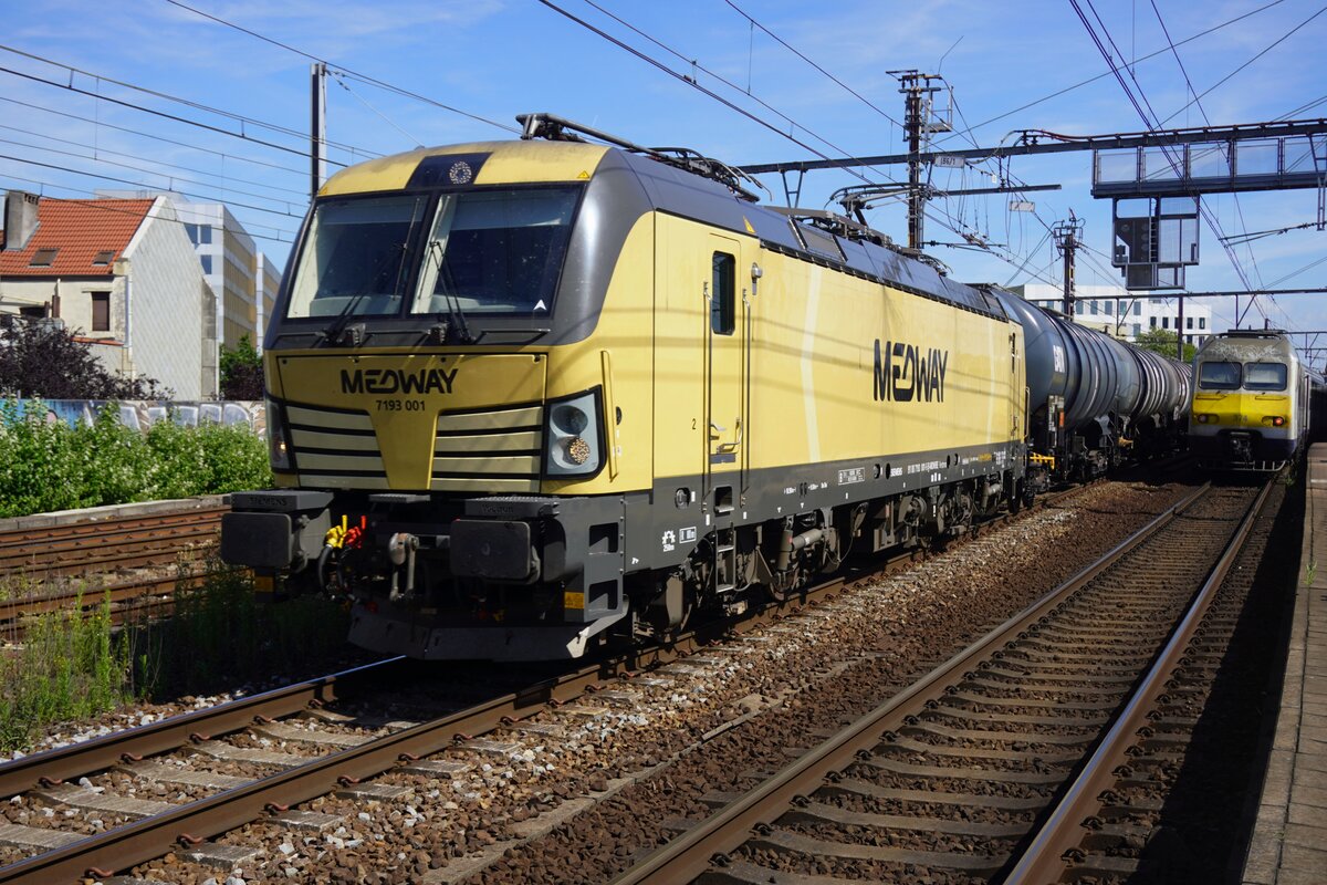 Medway 7 193 001 zieht ein Kesselzug durch Antwerpen-Berchem.