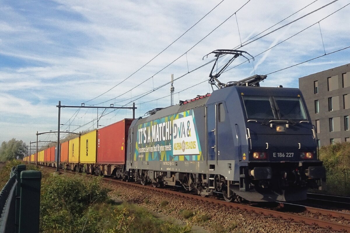 MedWay (ex-Crossrail) 186 227 zieht ein KLV durch Tilburg-Reeshof am 11 November 2022.